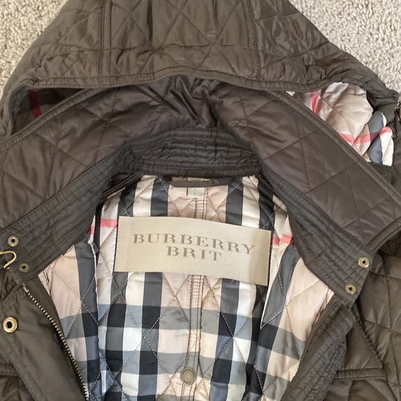 Burberry Women's above the knee Finsbridge Quilted Coat in khaki green - Picture 3 of 10